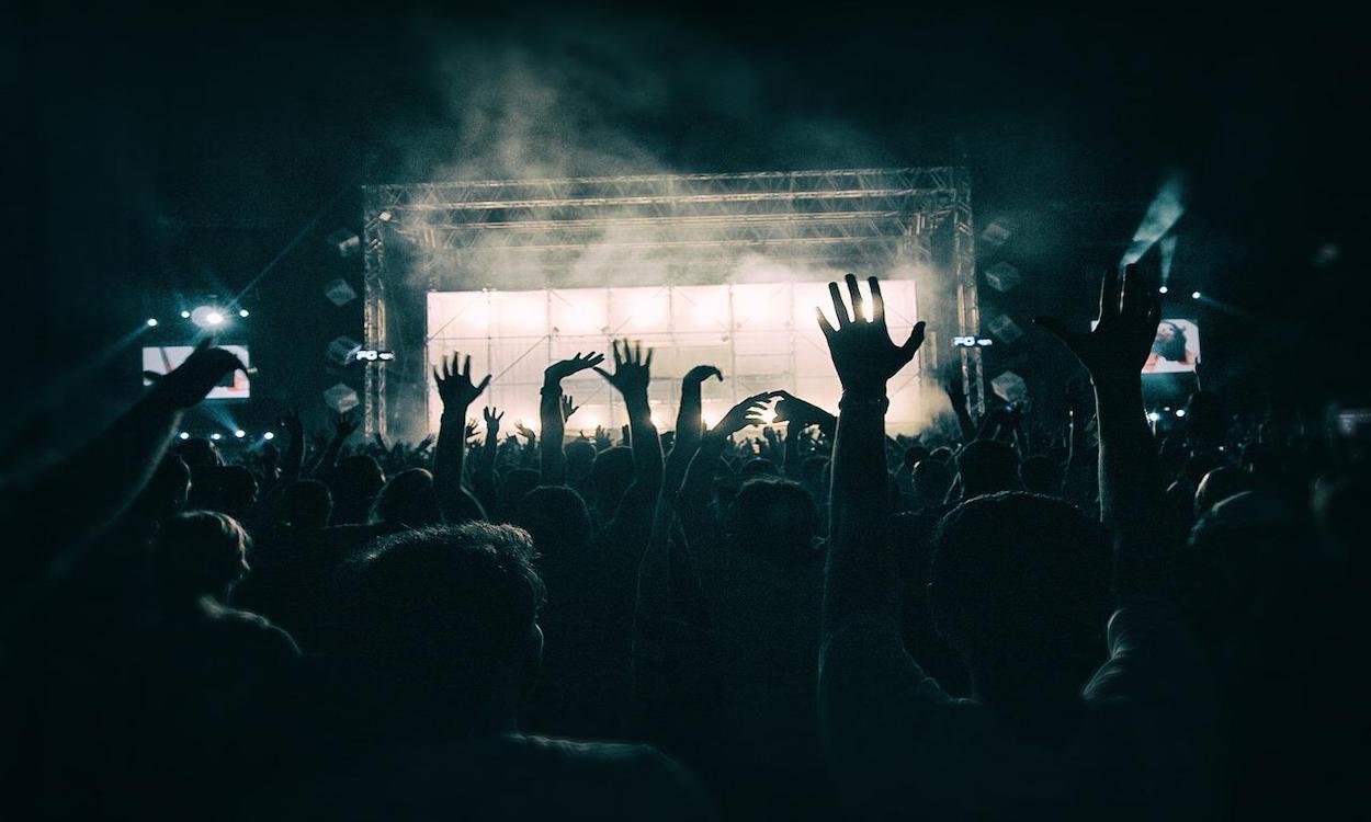 Multitud de gente en un festival. Pixabay