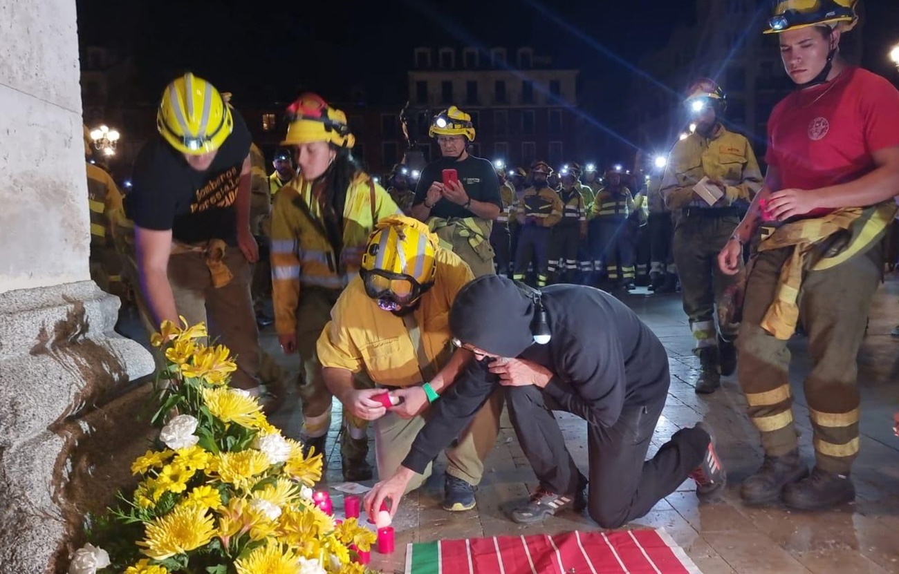 Marcha silenciosa en memoria de Daniel Gullón, el bombero fallecido en el incendio de Losacio (Zamora)