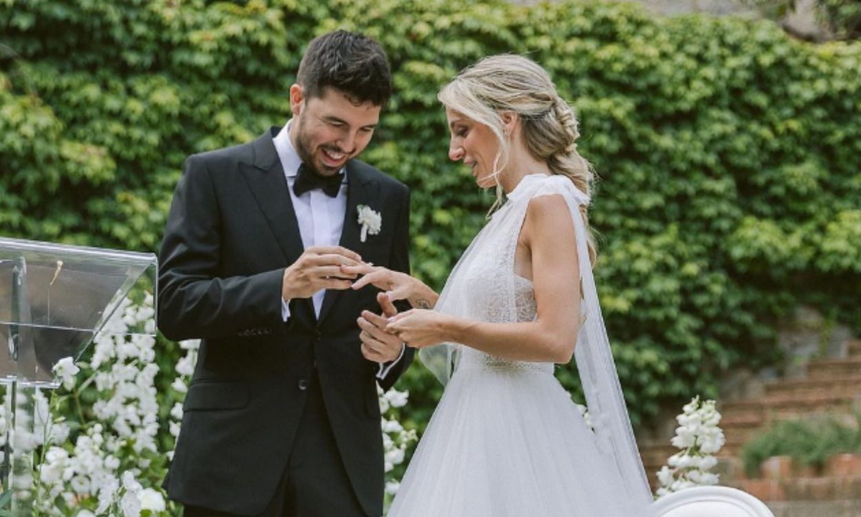 Willyrex y Cristiurbi, colocándose las alianzas en su boda