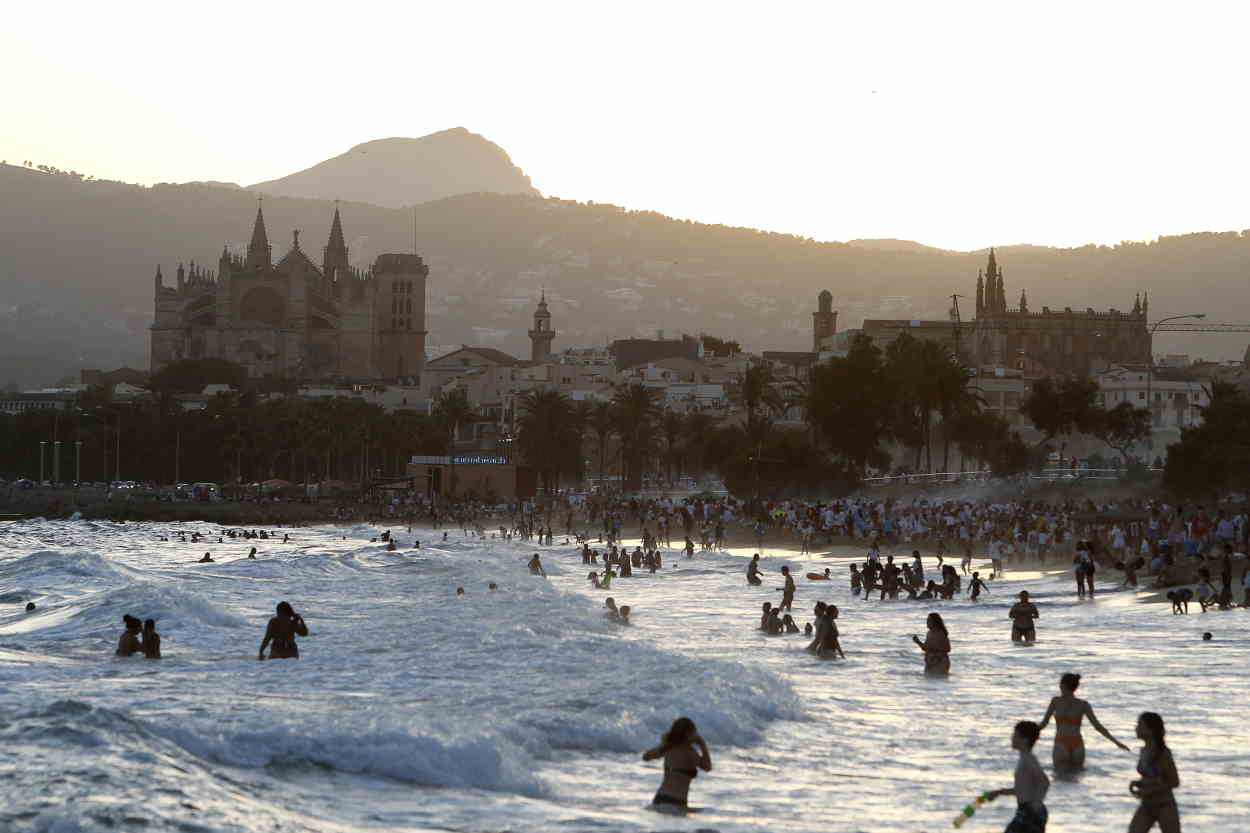Centenares de personas se bañan en la playa de Palma de Mallorca (España)- E.P