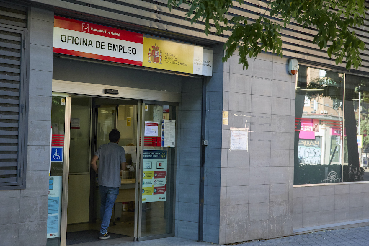 Un hombre entra en una oficina de empleo, en Madrid (España). EP