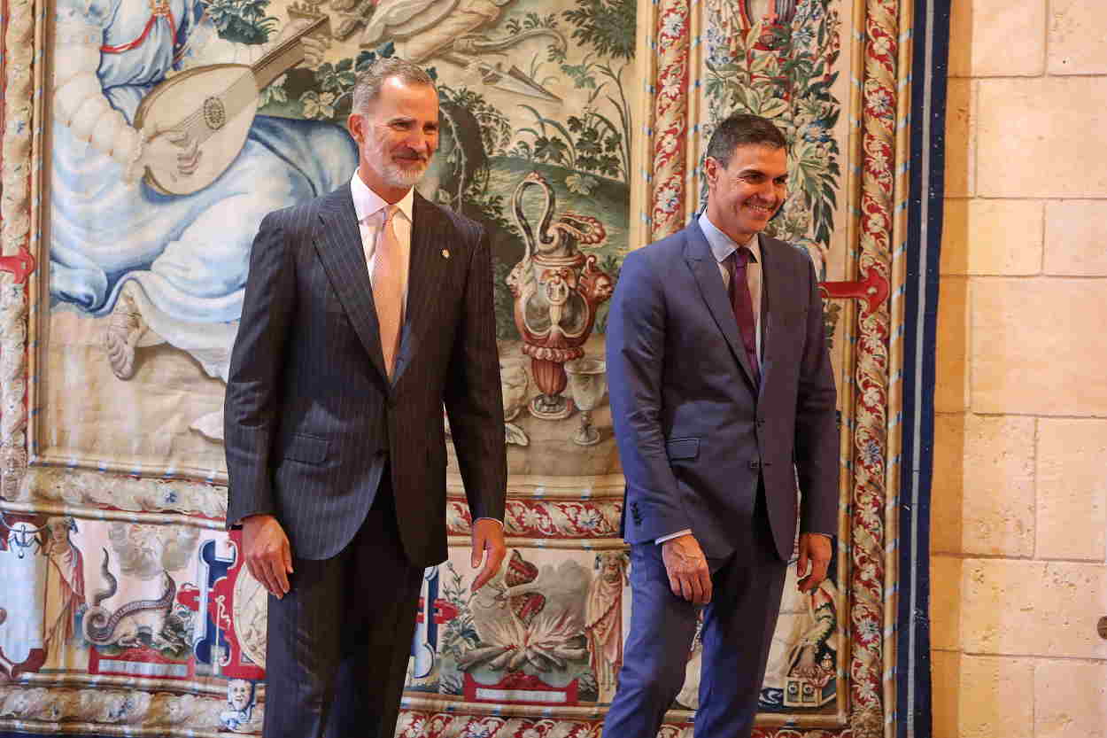 El presidente del Gobierno, Pedro Sánchez, junto al Rey Felipe VI en el Palacio de La Almudaina. EP