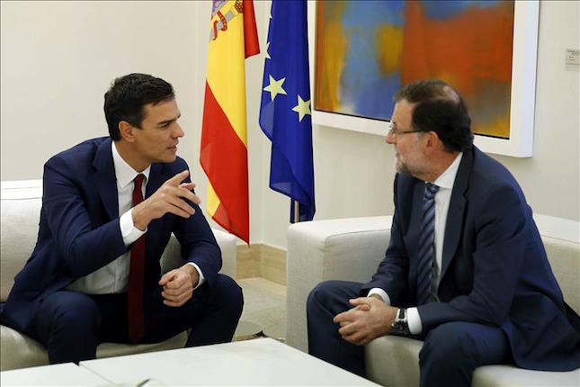 Sánchez pide a Rajoy buscar una salida política a Cataluña tras los comicios