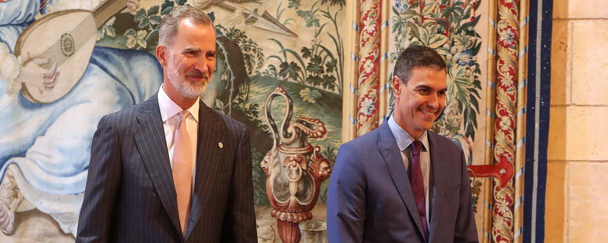 El presidente del Gobierno, Pedro Sánchez, junto a Felipe VI en el Palacio de La Almudaina. EP