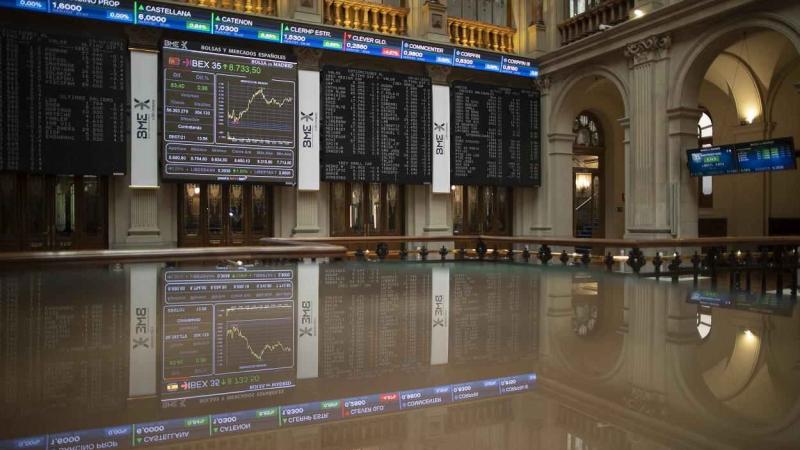 Valores del Ibex 35 en los paneles del Palacio de la Bolsa. Europa Press