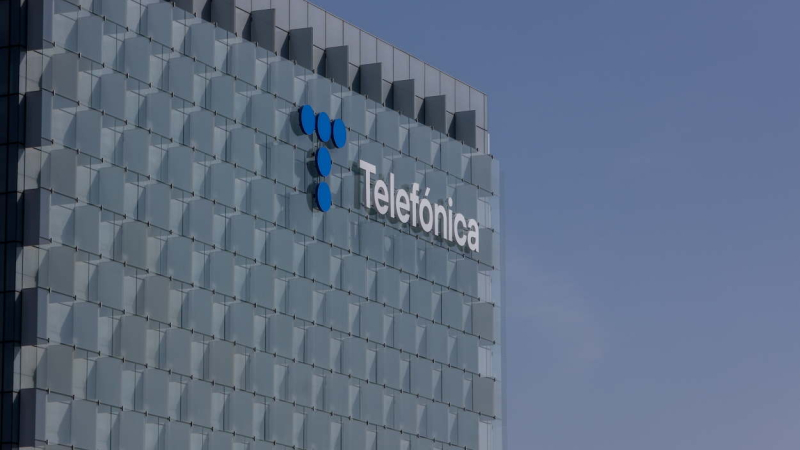 Fachada de la sede de la multinacional española Telefónica. Europa Press