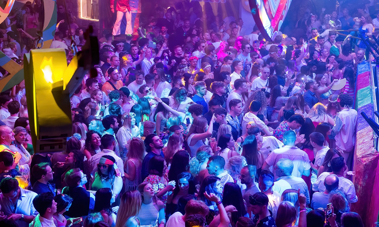 Juventudes Socialistas pide a los gobiernos y al sector del ocio protocolos contra la ola de pinchazos en discotecas.  EP