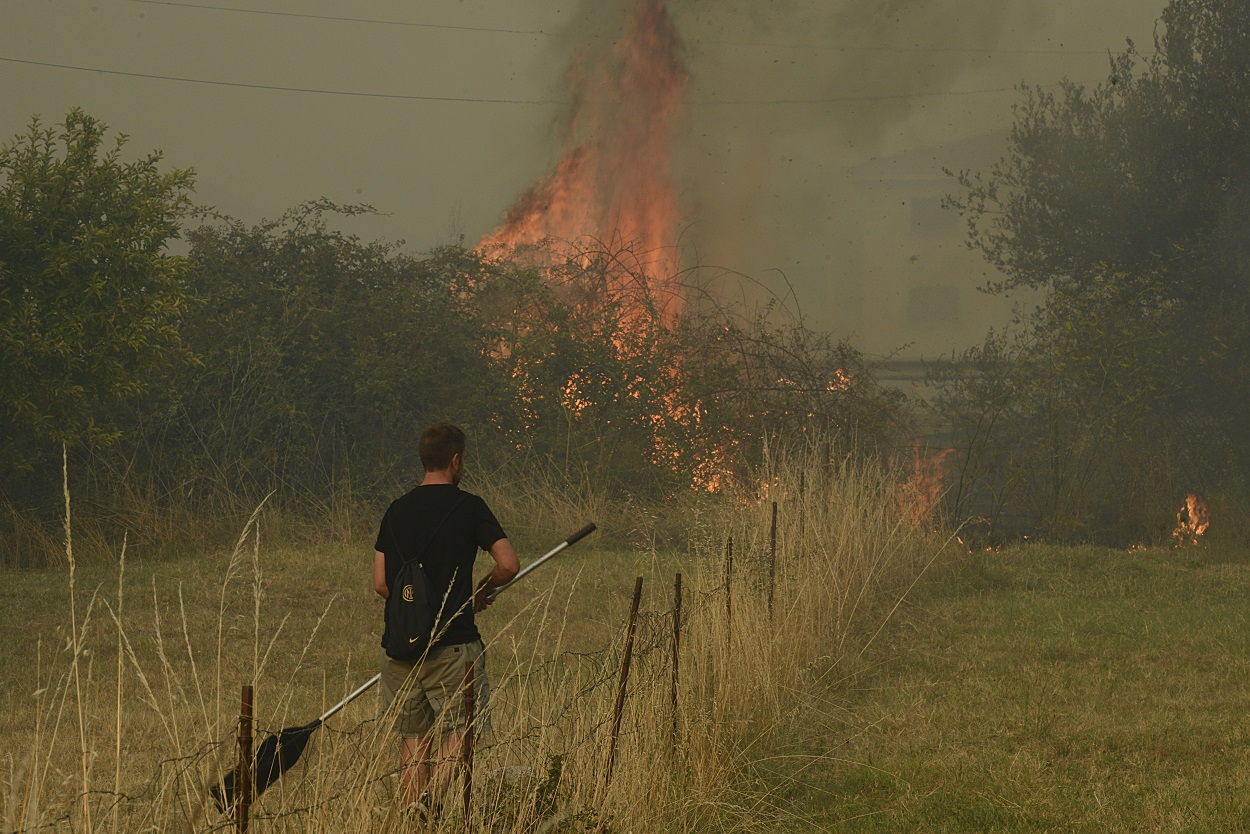 Una persona trabaja en la extinción de un incendio en Verín, a 2 de agosto de 2022, en Verín, Ourense. EP.