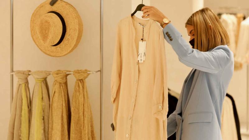 El comercio reclama flexibilidad en el plan de ahorro energético del Gobierno. En la imagen, una dependienta coloca una prenda en una tienda de Zara. Europa Press