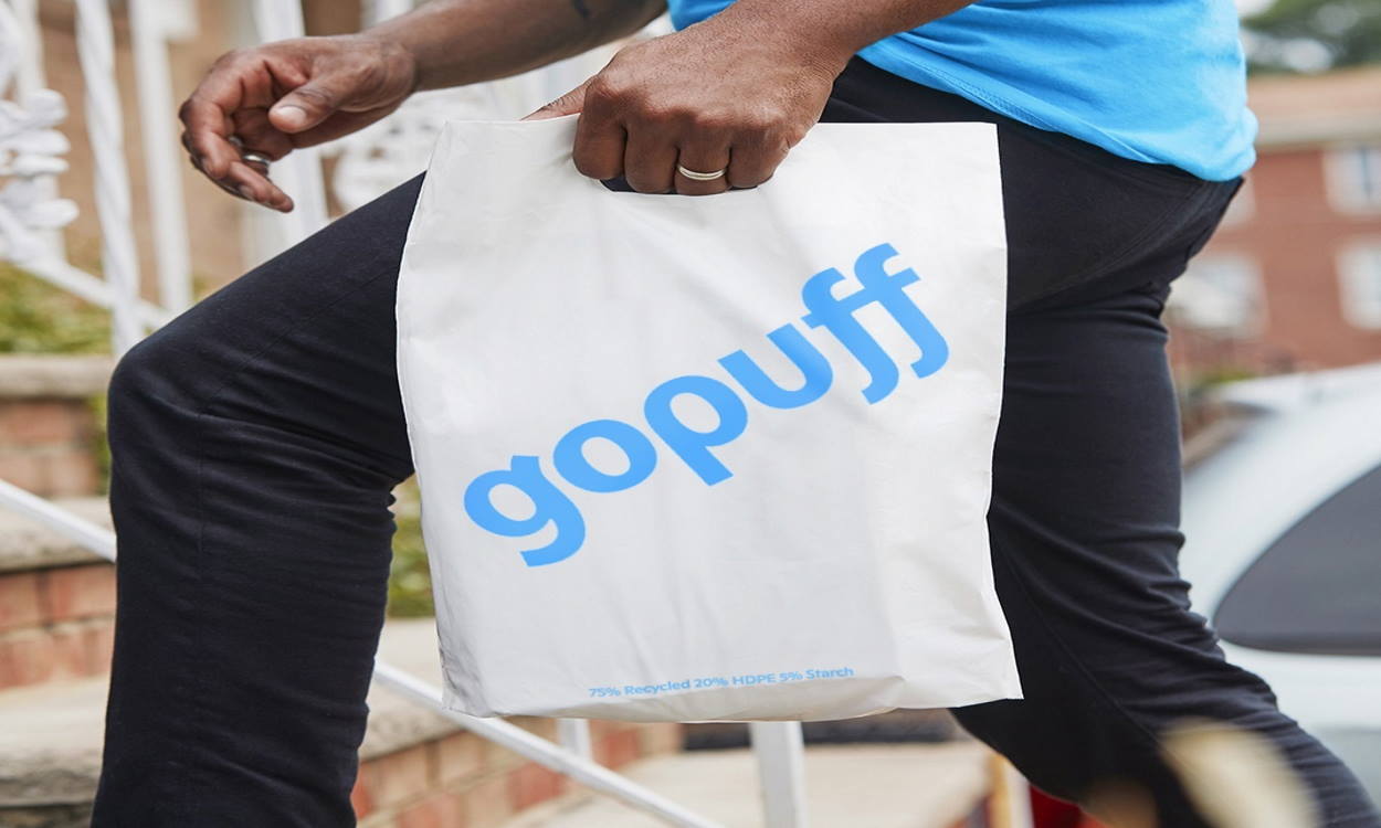 Trabajador de Gopuff llevando una bolsa de la firma. Europa Press