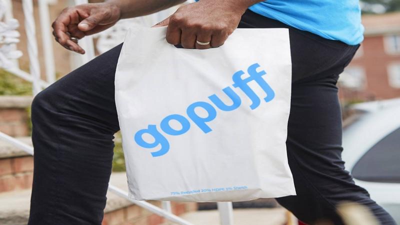Trabajador de Gopuff llevando una bolsa de la firma. Europa Press