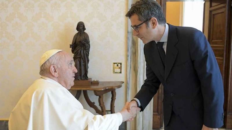 El ministro de la Presidencia, Justicia y Relaciones con las Cortes, Félix Bolaños, durante su visita al Papa Francisco en El Vaticano.