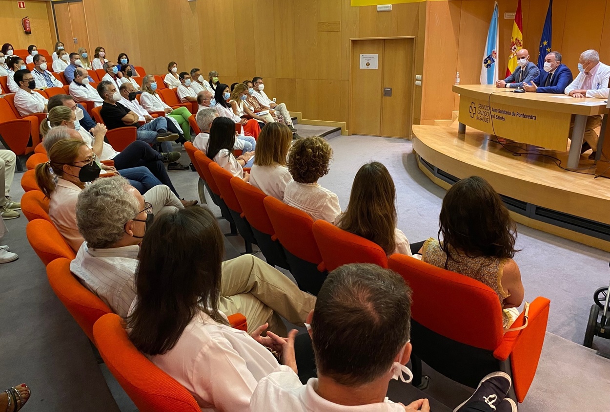 García Comesaña, en el centro de la mesa, anunció hoy el cese del hasta hoy gerente del Sergas (Foto: Europa Press).