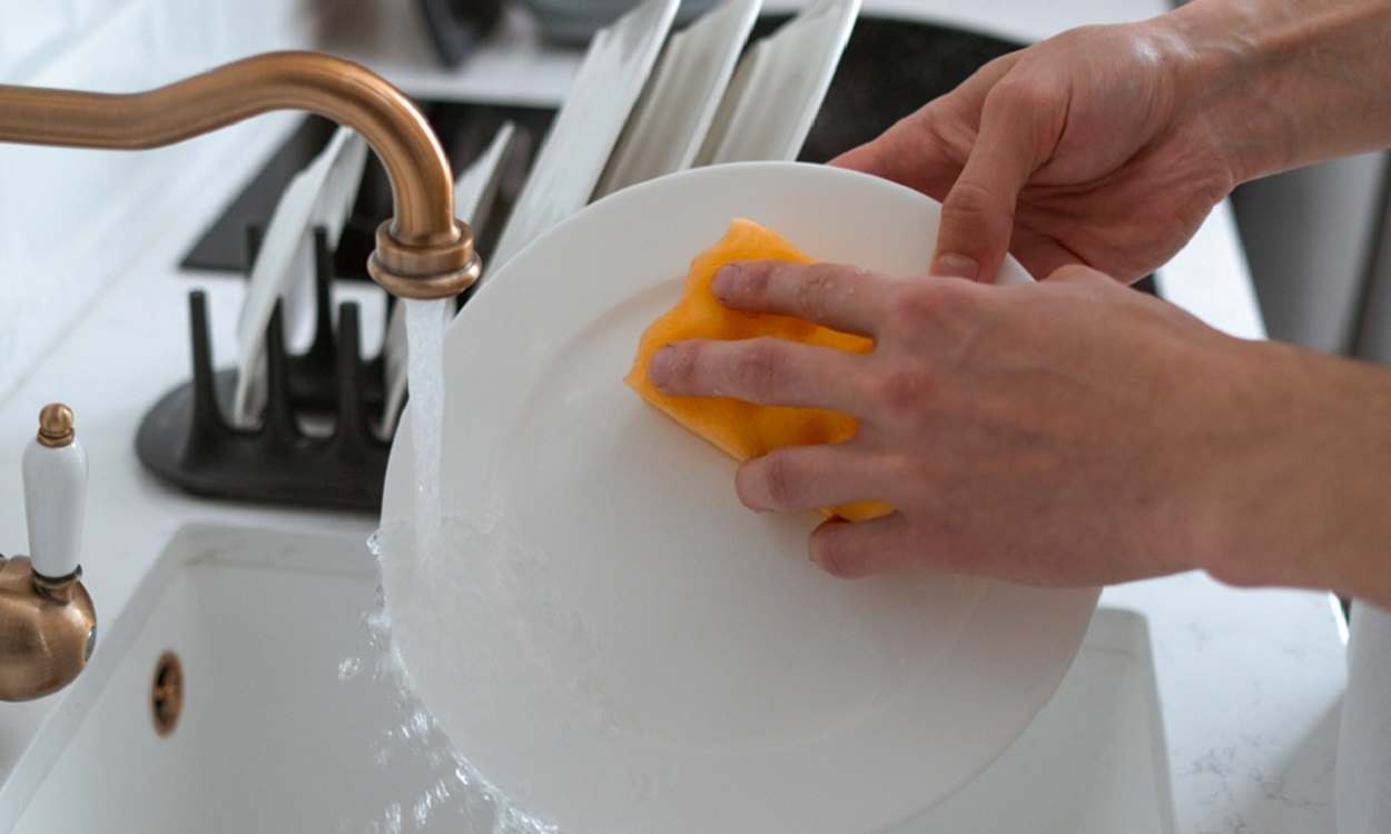 Descubre el mejor jabón para fregar los platos, según la OCU. Pexels