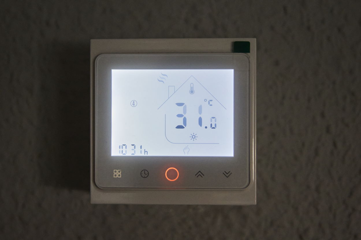 ¿A qué temperatura tiene que estar el aire acondicionado en cada puesto de trabajo? En la imagen, un termostato marcando 31 grados. Europa Press