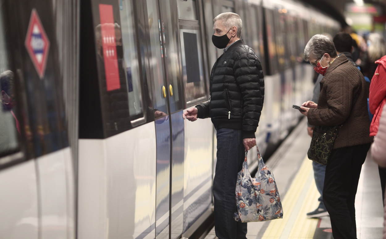 Pasajeros en el metro de Oporto, Madrid. EP