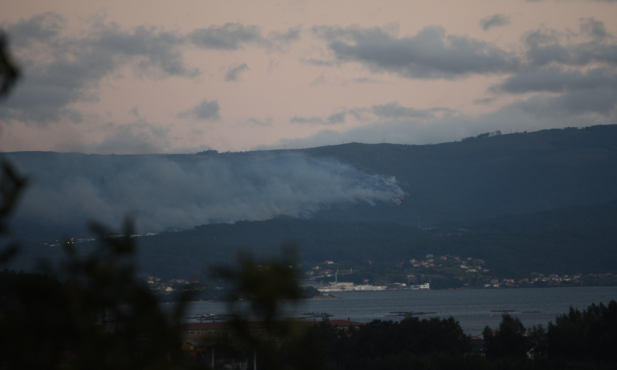 Vista incendio forestal en A Coruña. EP