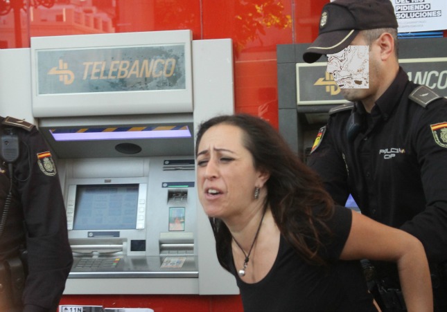 Detenida una edil de Podemos de Sevilla en un encierro antidesahucio en una sucursal bancaria