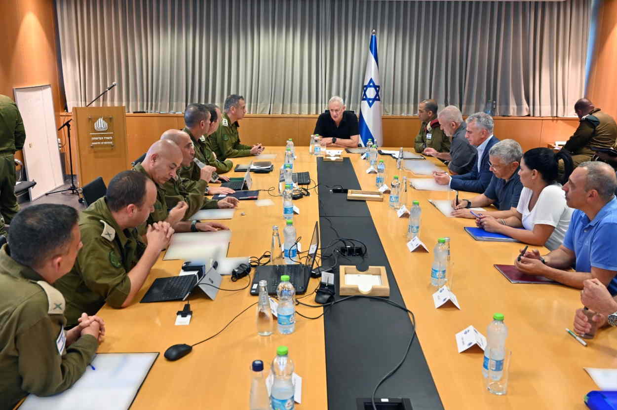 Benny Gantz, ministro de Defensa de Israel, en un encuentro con altos mandos del Ejército y del Mosad. EP