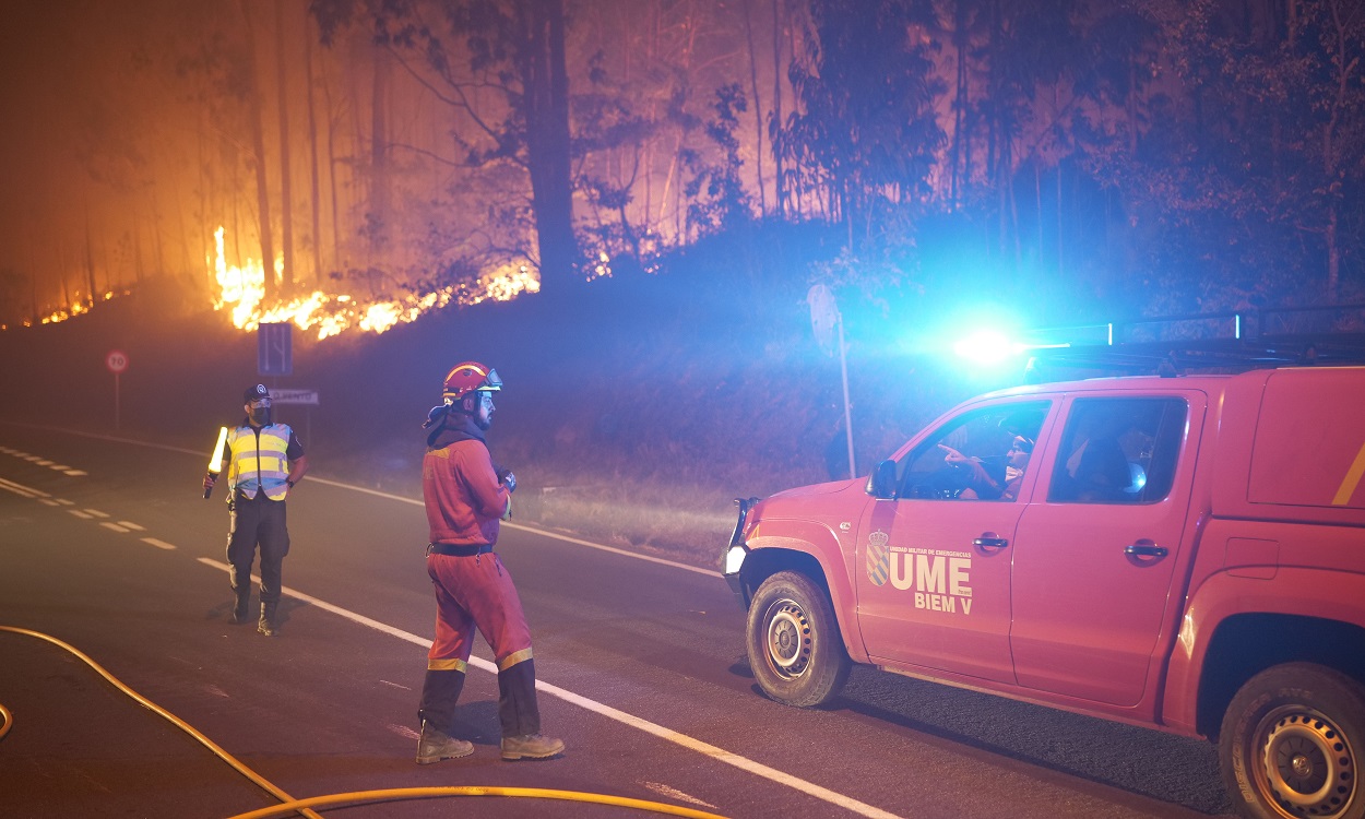 Dos bomberos de la UME trabajan en la extinción de un incendio en O Vento.