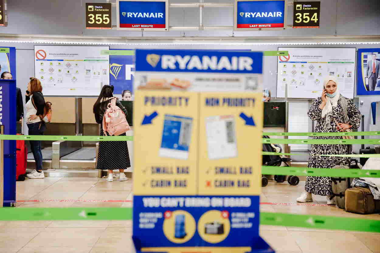 Pasajeros esperan en los mostradores de facturación de Ryanair. Europa Press
