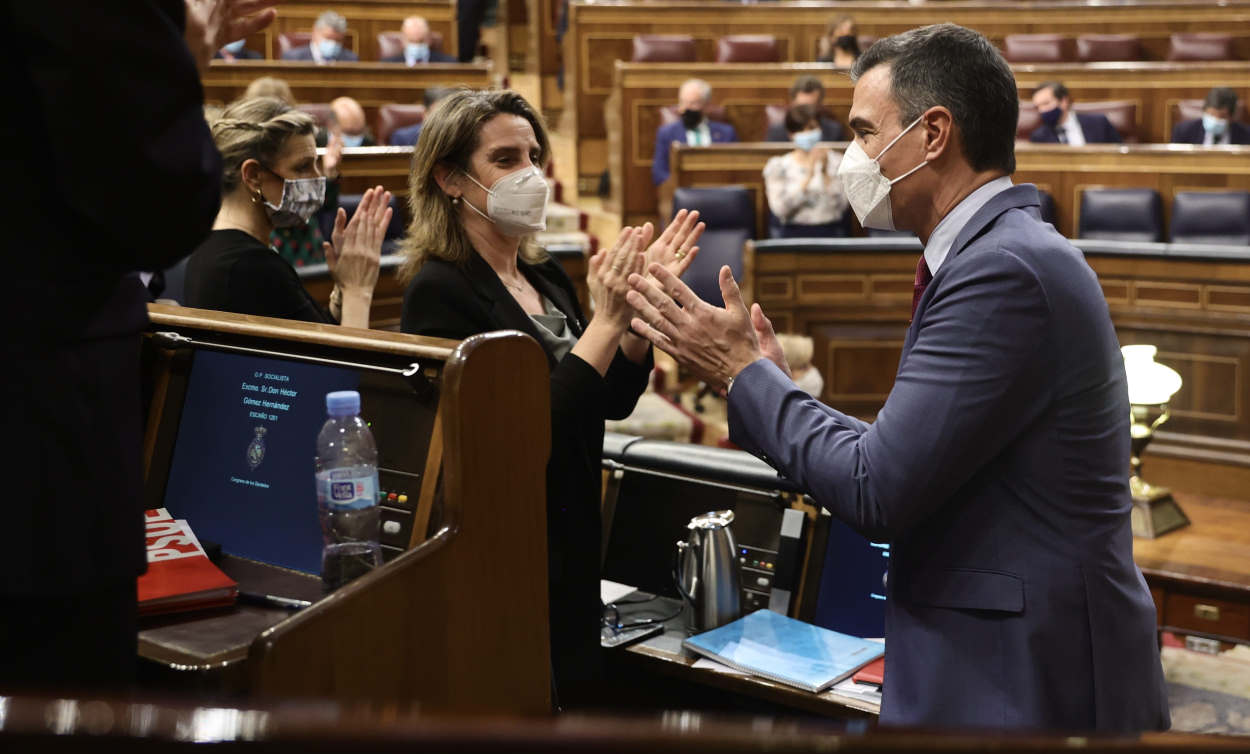 El presidente del Gobierno, Pedro Sánchez, aplaude junto a la vicepresidenta tercera y ministra para la Transición Ecológica, Teresa Ribera. Europa Press
