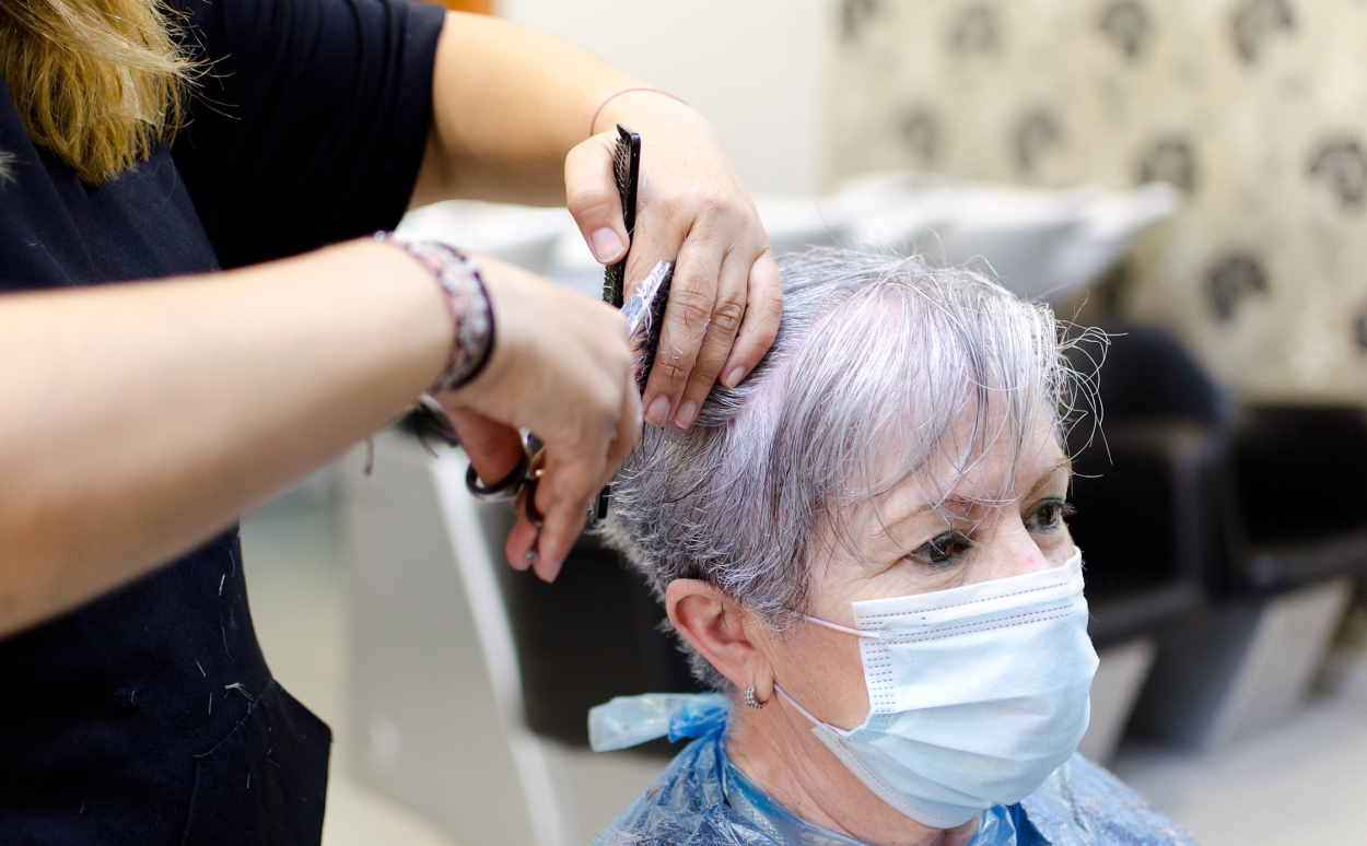 Las peluquerías y barberías sufren un aumento de costes en un 27,2% . EP