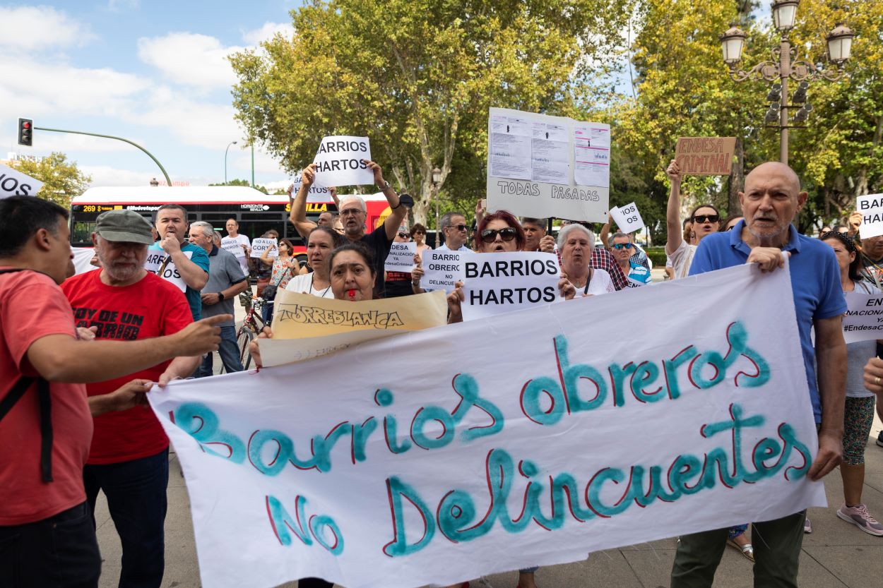 Los vecinos afectados por los cortes de luz durante la protesta ante el Palacio de San Telmo para exigir soluciones urgentes. MARÍA JOSÉ LÓPEZ EP