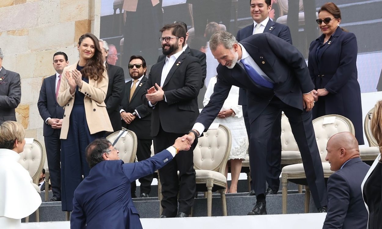 El rey Felipe VI saluda al recién investido presidente de Colombia, Gustavo Petro. EP.