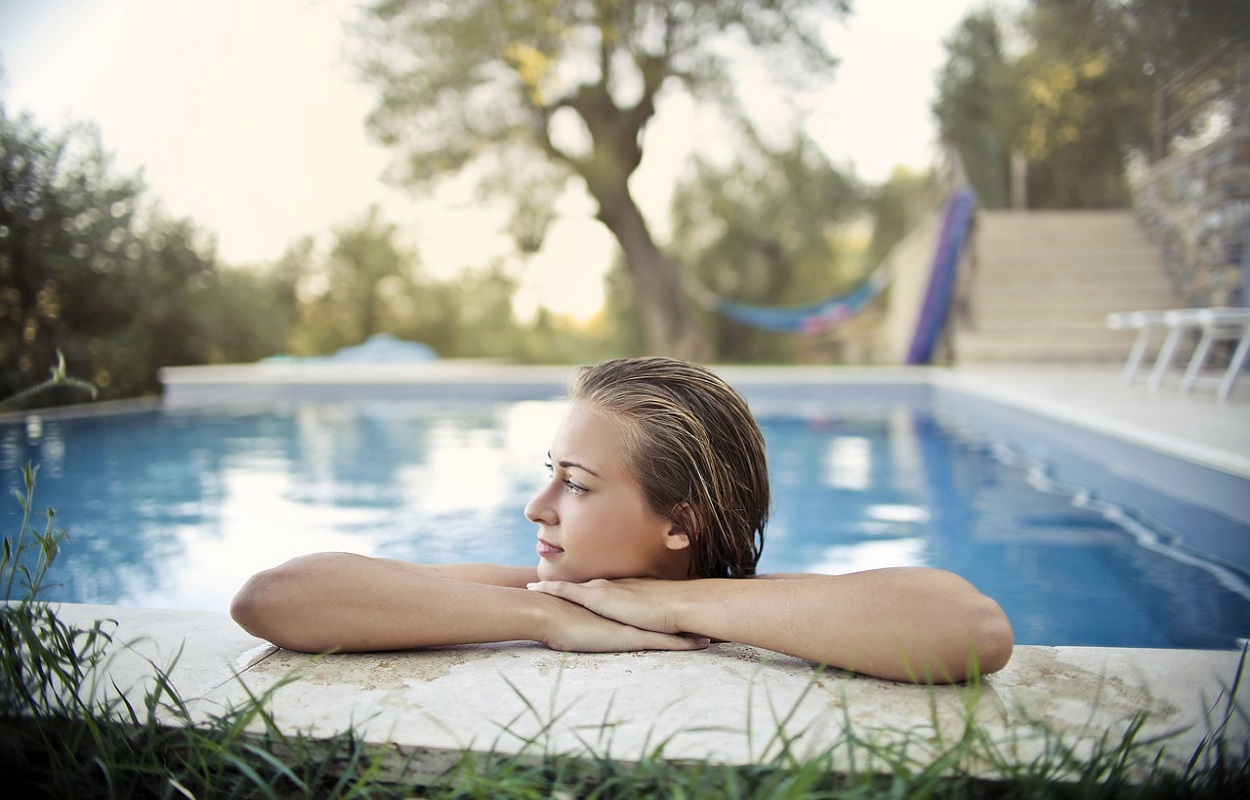 Una mujer se baña en la piscina. Pixabay