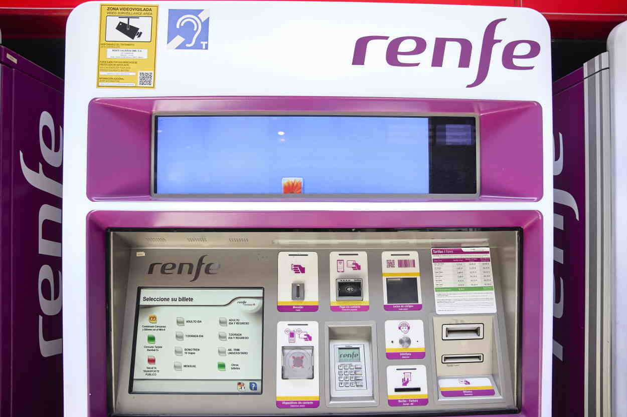 Una máquina de venta de billetes en la estación Madrid Atocha Cercanías. Europa Press