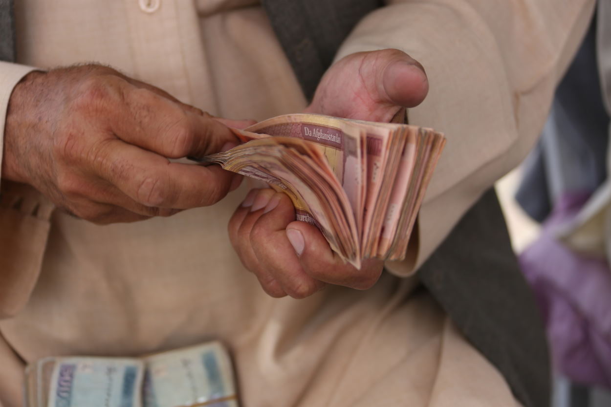 Un hombre cuenta efectivo en un mercado de cambio de dinero. Europa Press