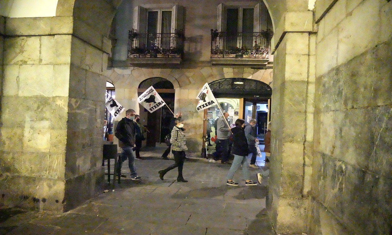 Varias personas caminan con banderas en homenaje a etarras. EP