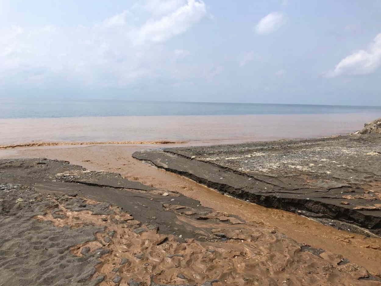 Fugas de agua potable a la playa en Valleniza (Vélez Málaga). El Plural.