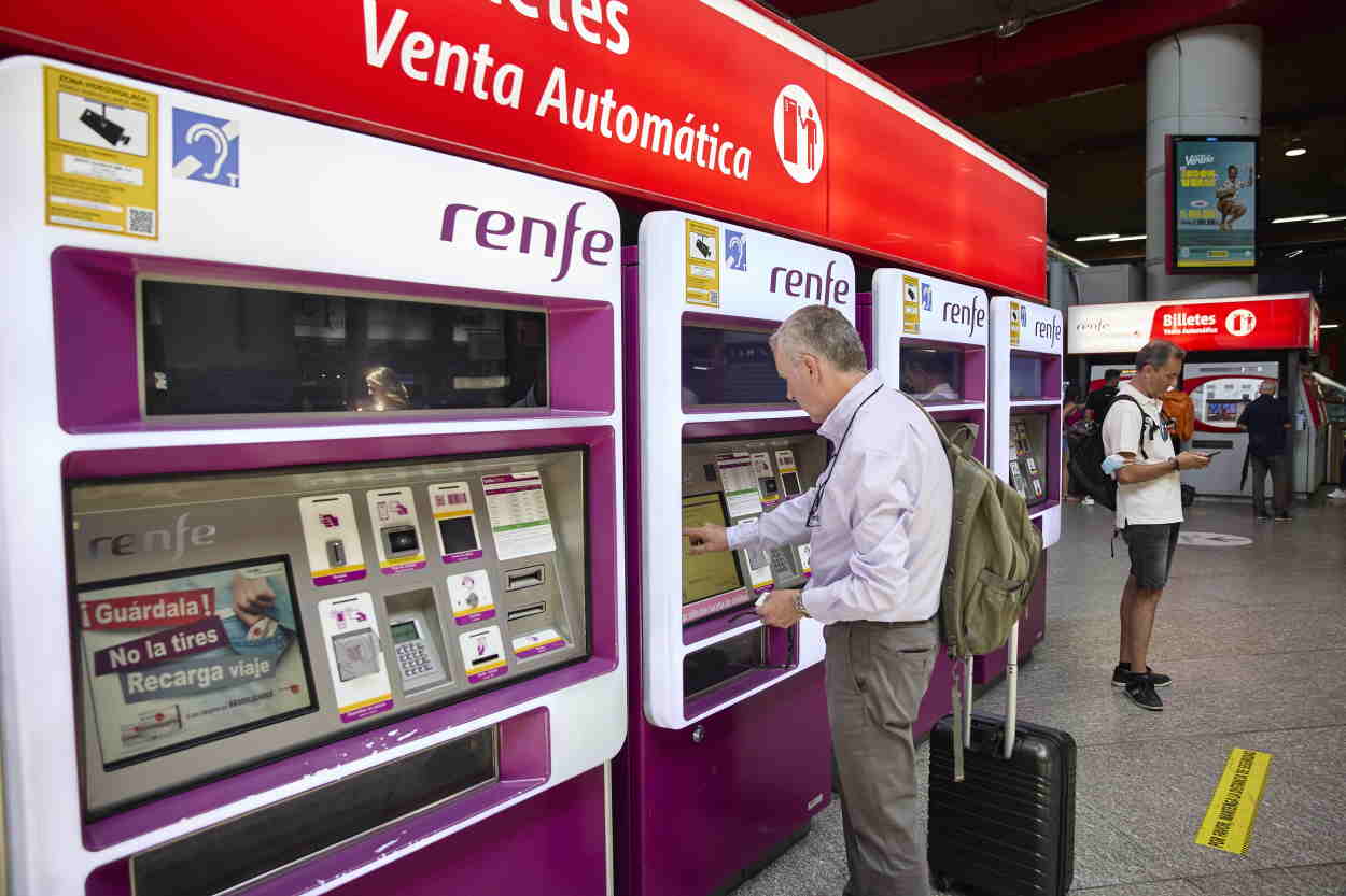 Una persona en una de las máquinas de venta de billetes en la estación Madrid Atocha. Europa Press