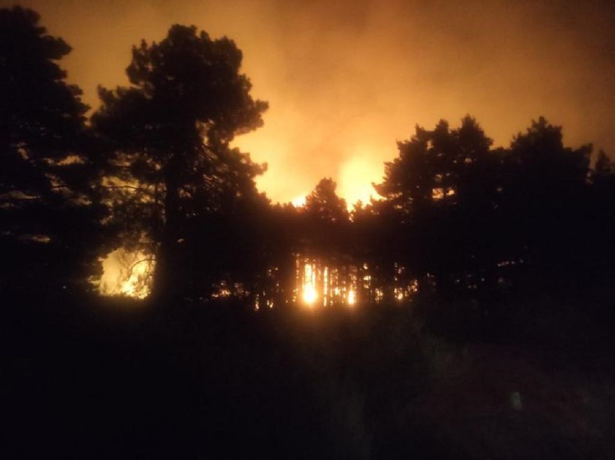 Foto del incendio de Navafría de @BomberoForestal