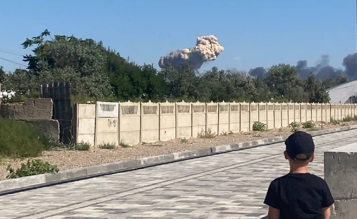 Un niño observa la explosión en la base militar de Crimea.