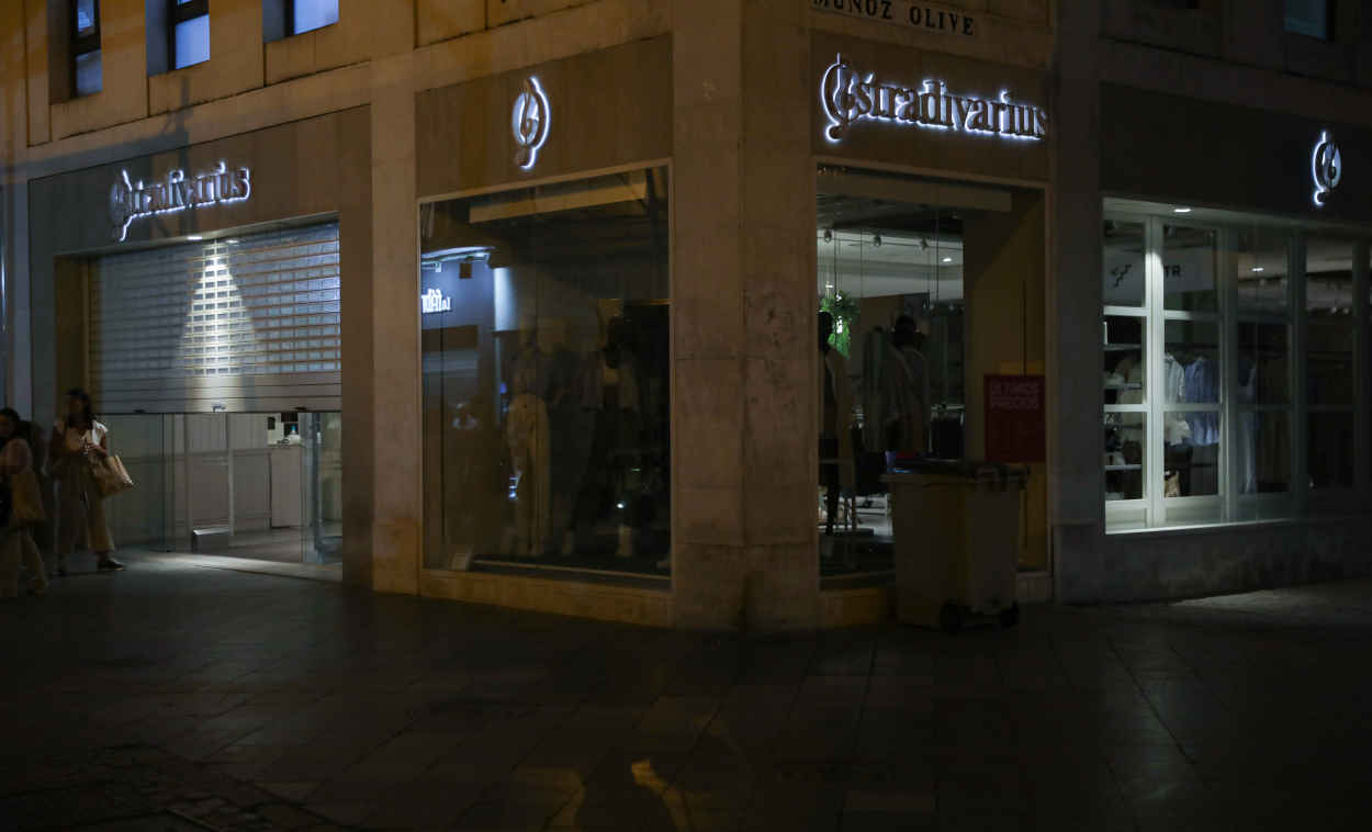 Escaparate de Stradivarius apagado en Sevilla. Europa Press