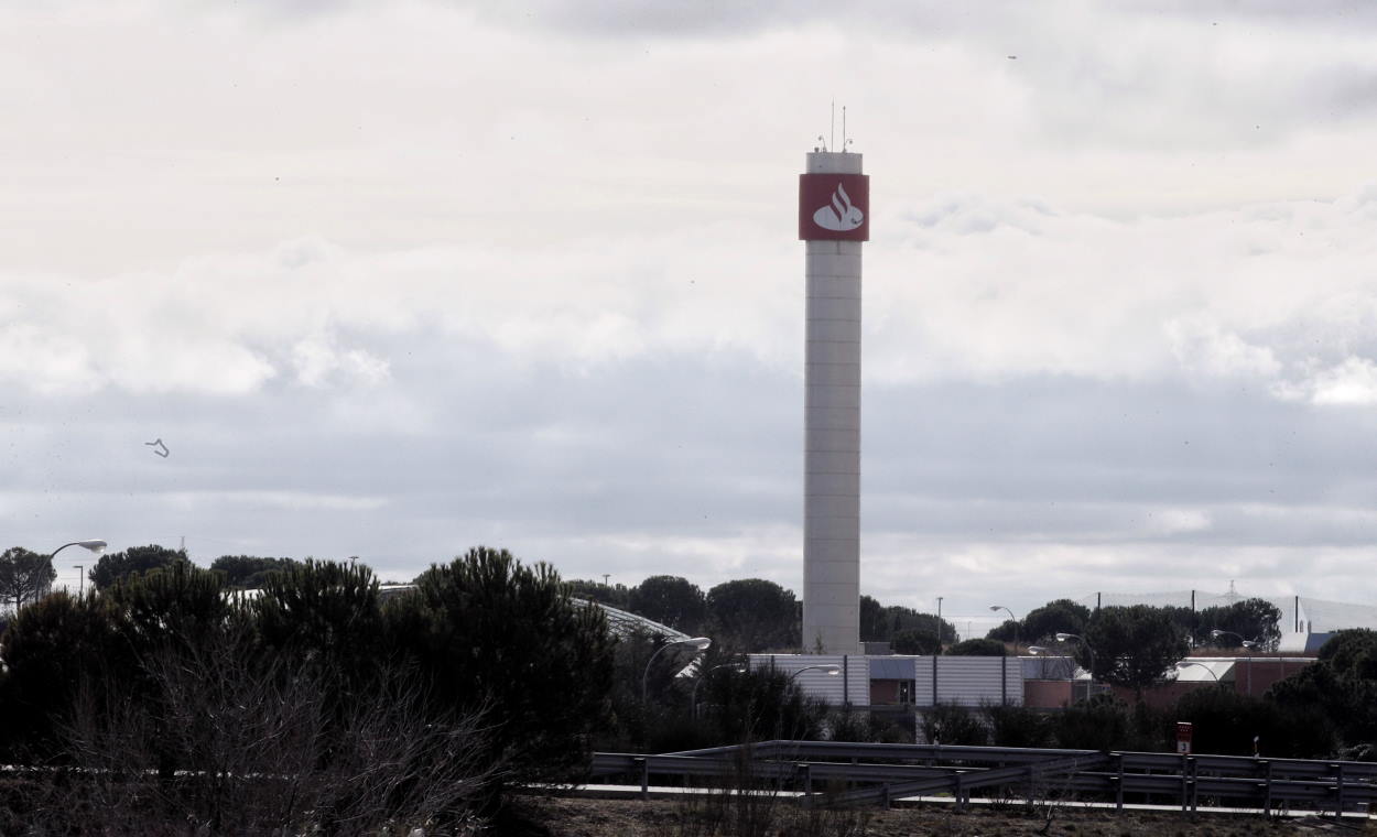 Rótulo del Banco Santander en lo alto de una construcción en la entrada a la Ciudad Financiera. Europa Press