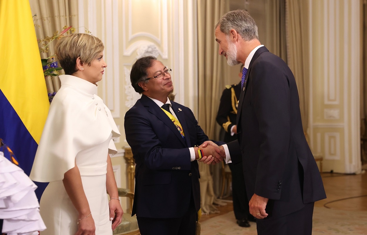 El rey Felipe VI saluda al nuevo presidente de Colombia, Gustavo Petro