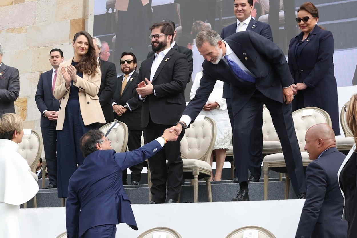 El rey Felipe VI saluda al presidente electo de Colombia, Gustavo Petro. EP