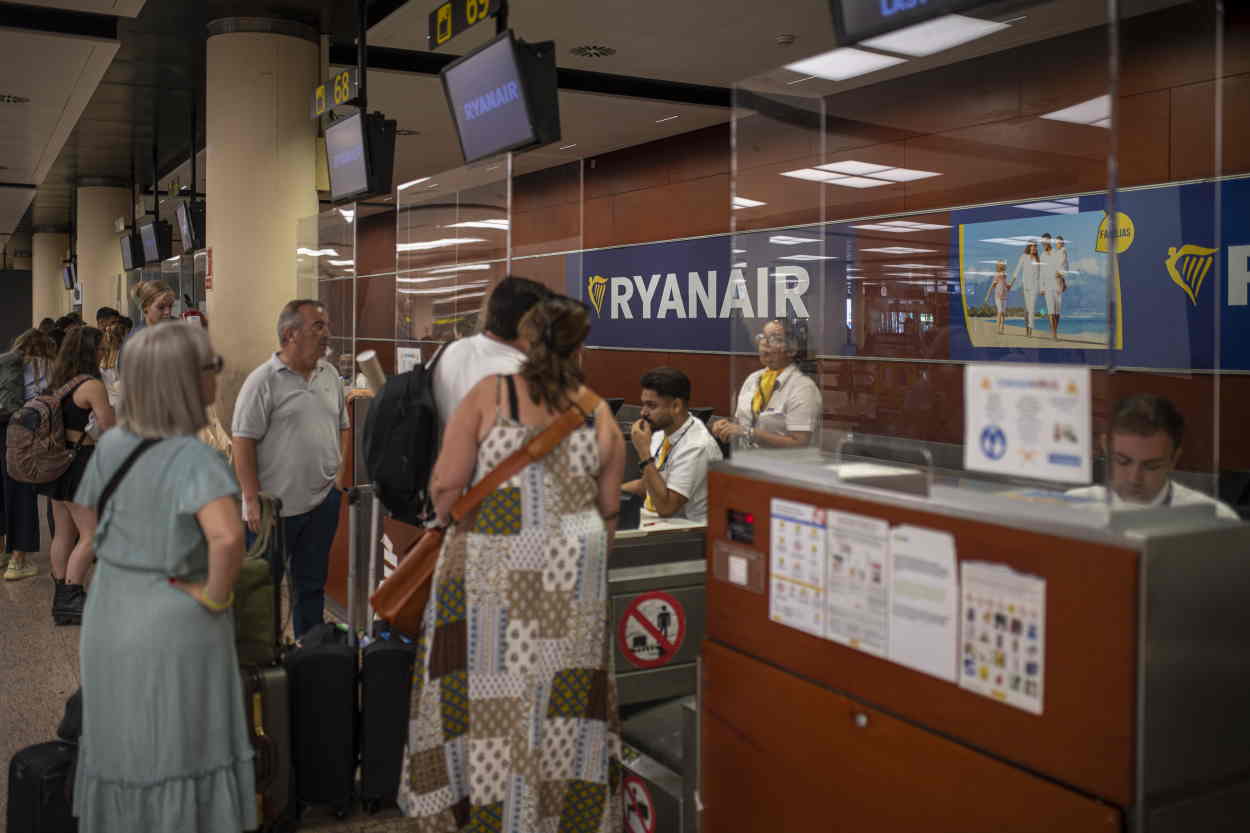 Varias personas esperan ser atentidas en una ventanilla de Ryanair en el Aeropuerto Josep Tarradellas Barcelona El Prat. Europa Press