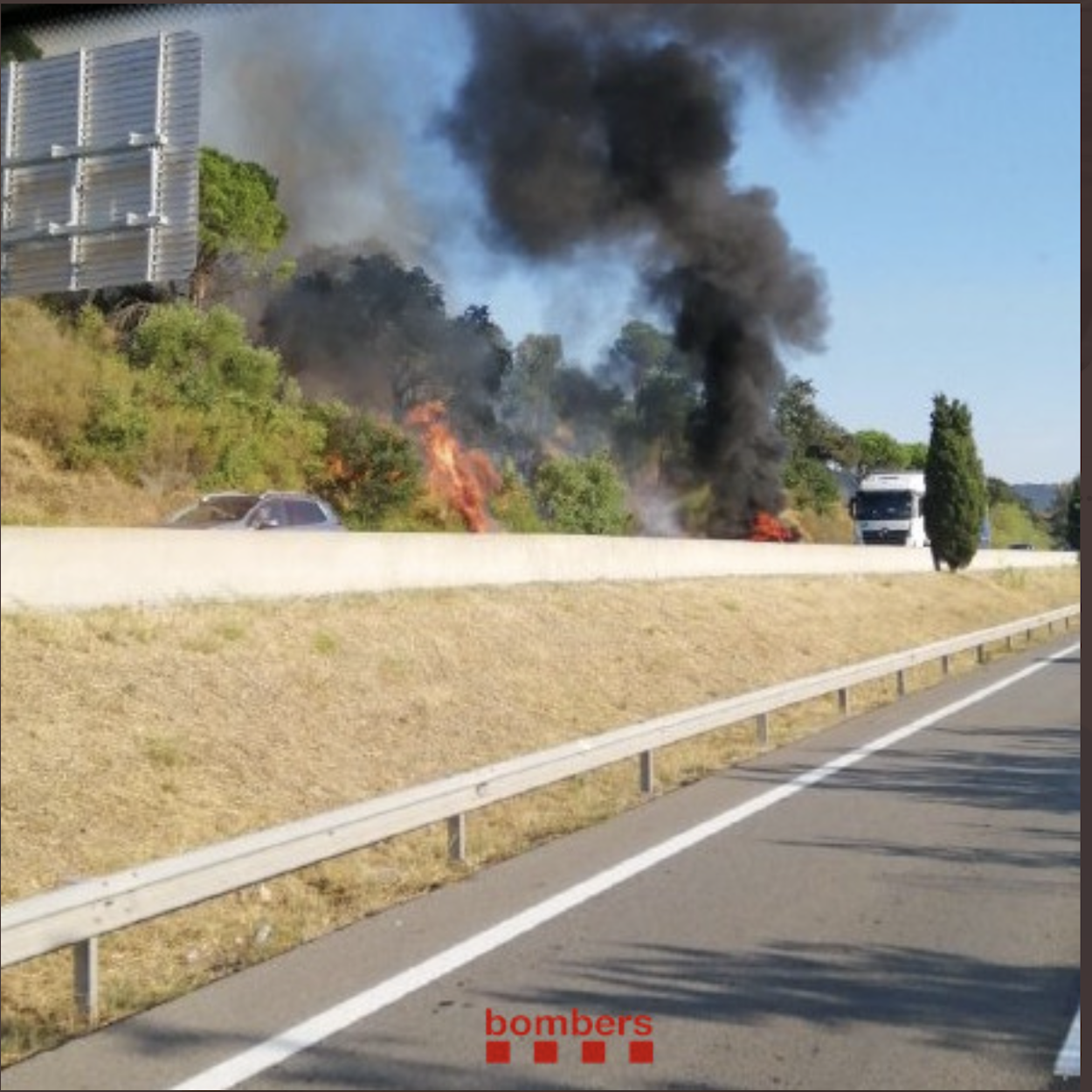Un incendio forestal en La Jonquera (Girona) obliga a cortar la AP-7 e interrumpe la circulación de la alta velocidad en sentido norte - BOMBERS DE LA GENERALITAT