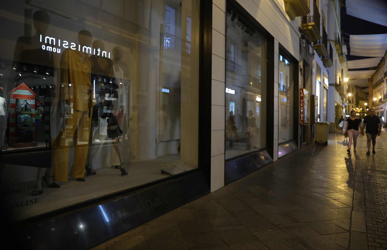 Escaparate apagado de una tienda de ropa tras la entrada en vigor del decreto de ahorro energético. Europa Press