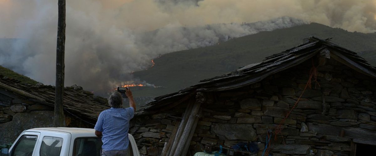 Los alcaldes tumban la improvisación de la Xunta frente a los incendios: "No se puede mandar a brigadistas con solo 16 horas de formación"