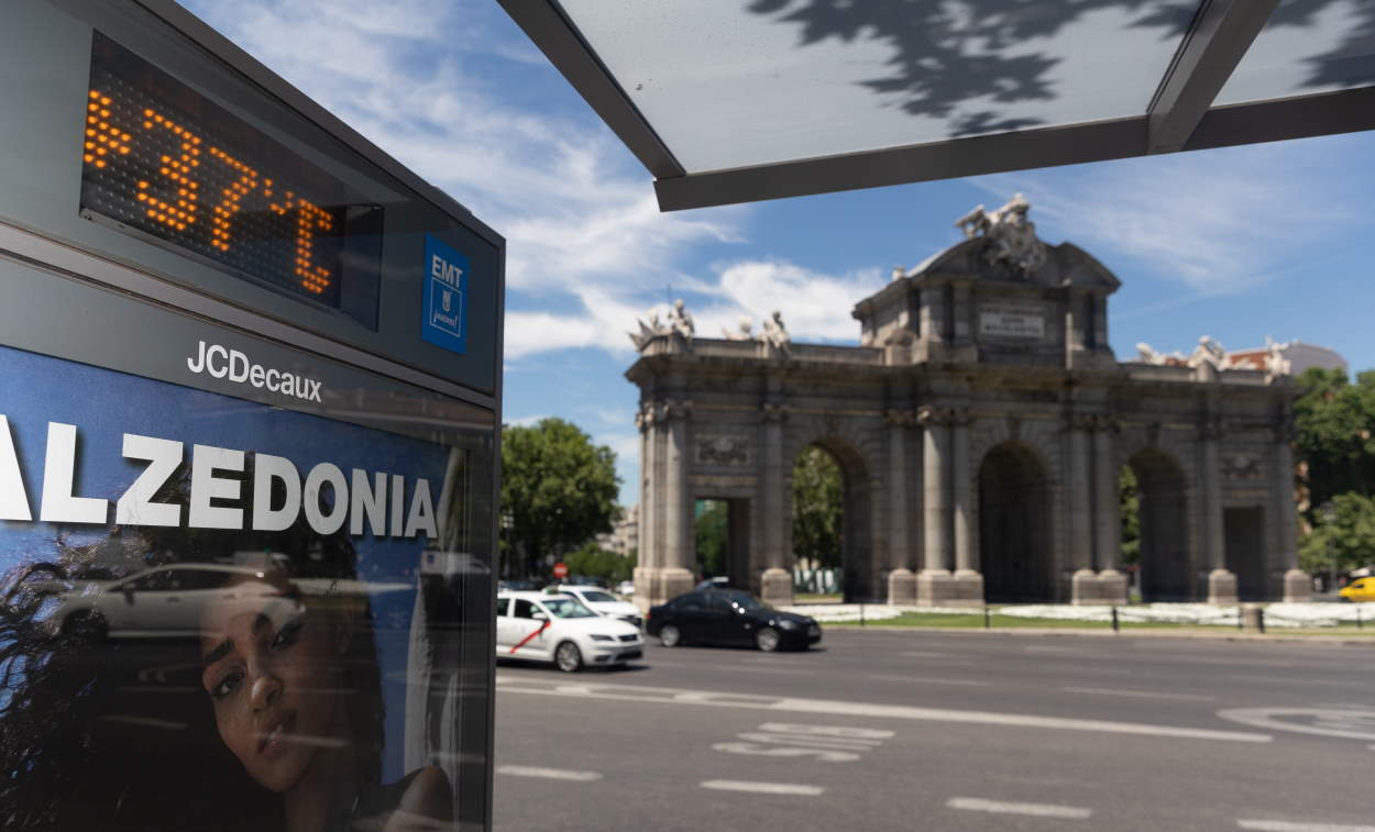Imagen de una marquesina de la Puerta de Alcalá de Madrid en un día de calor. EP