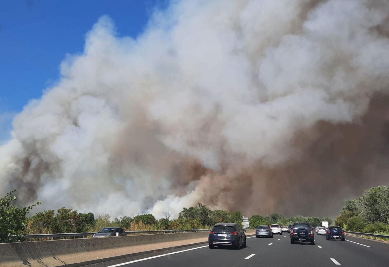 Imagen de archivo de un incendio en Francia, en la población de Aubais. EP