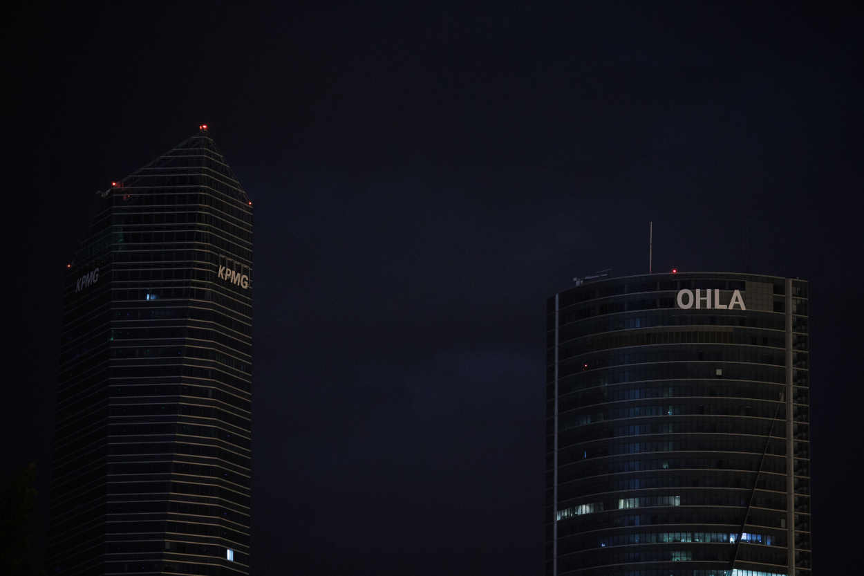 El Ibex cumple: dos de las cuatro torres de Madrid apagadas durante la noche. Europa Press