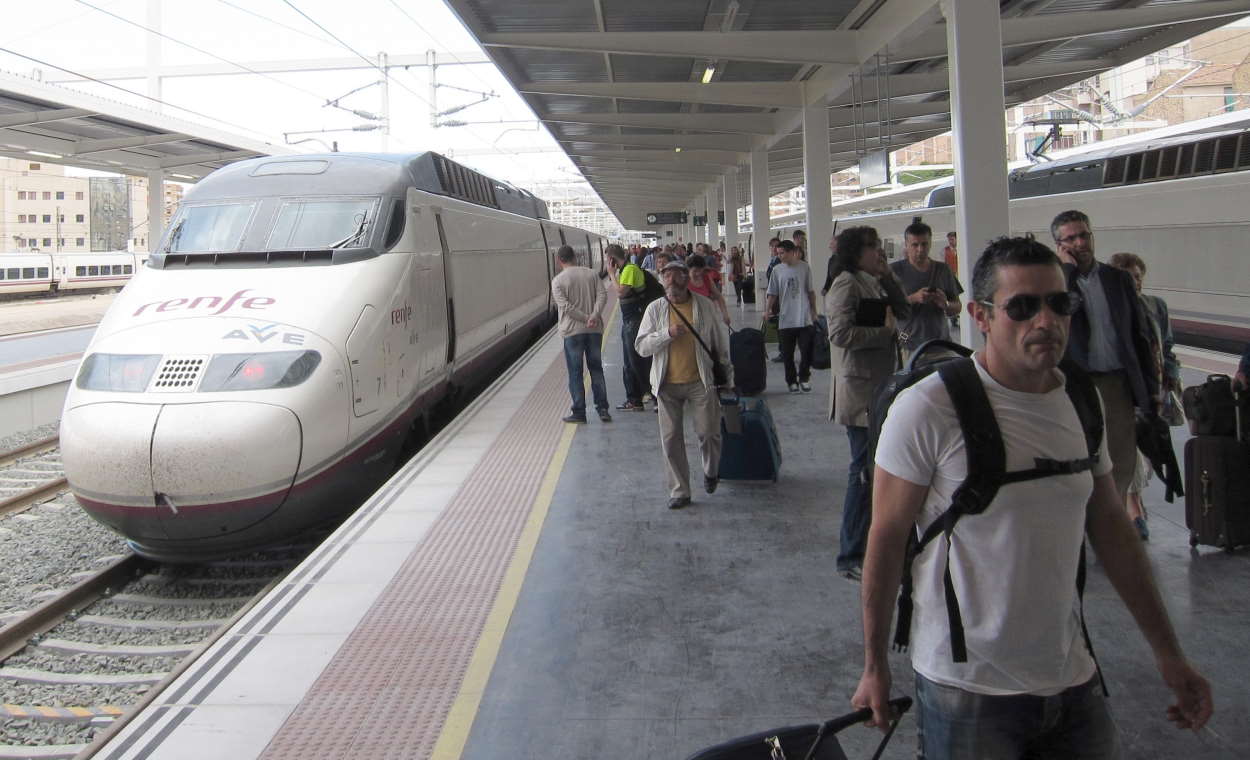 Renfe ha incrementado sus pasajeros de alta velocidad un 82,2%. En la imagen, pasajeros se bajan del AVE en Alicante. EP