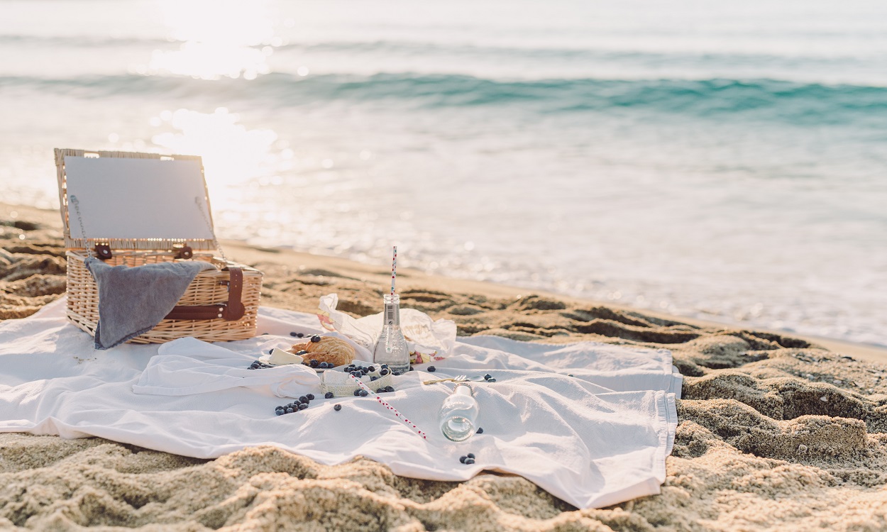 El invento definitivo de Lidl para proteger la comida de la arena en la playa. Pexels